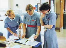 Infermiere che praticano l'EBN [http://www.royalmarsden.org/aboutus/reports/ar1999/images/lead_development.jpg]